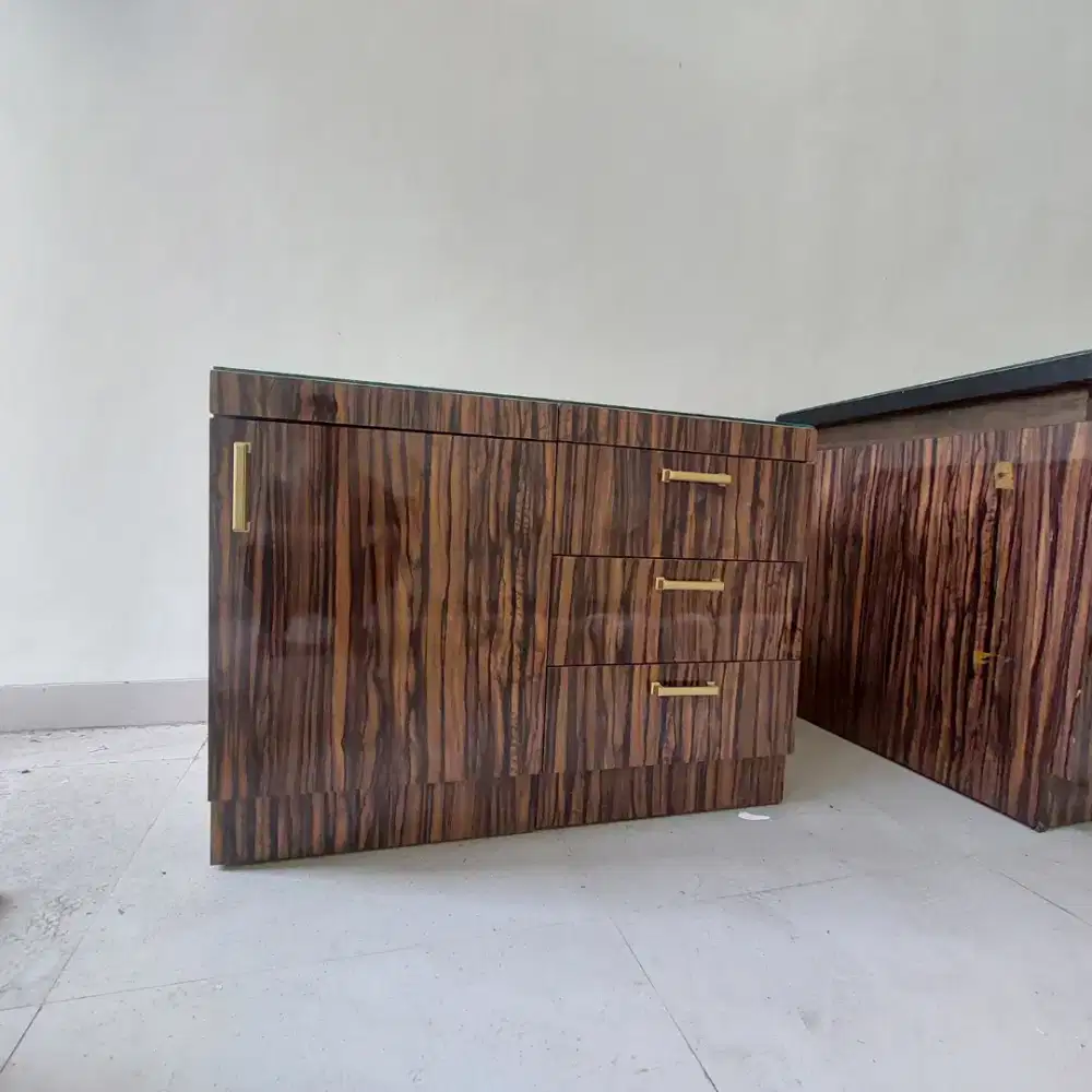 Meja kantor siap pakai