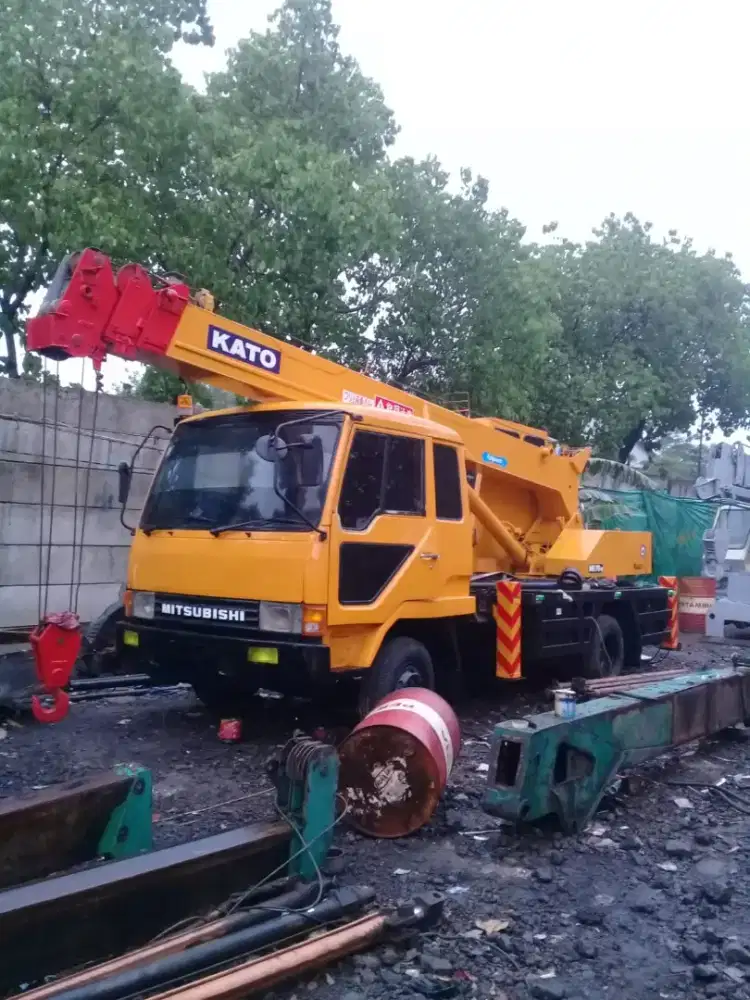 Truck crane kato capasitas 7 ton