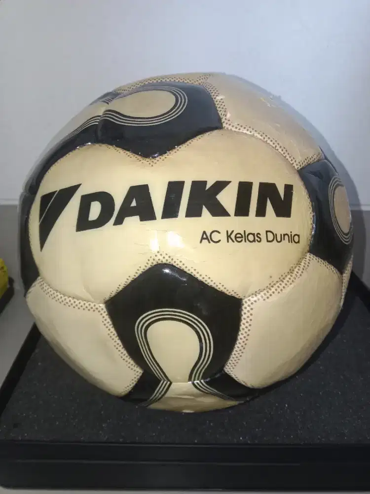 Bola Sepak Asli Barang Koleksi