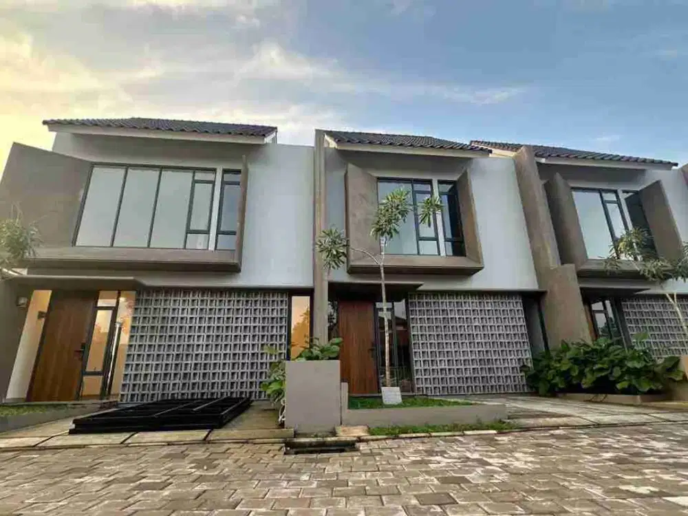 Rumah mewah 2  lantai  AKSES PREMIUM  100 Meter ke  JALAN  UTAMA , di  Timur jakarta