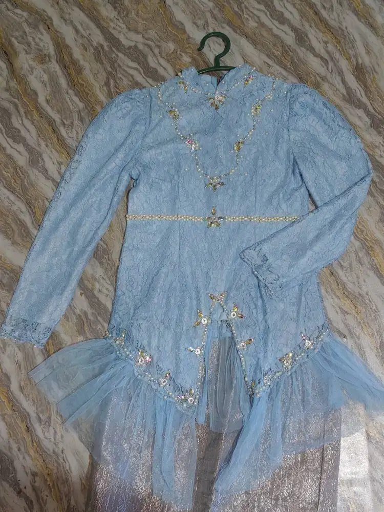 Kebaya dan rok songket