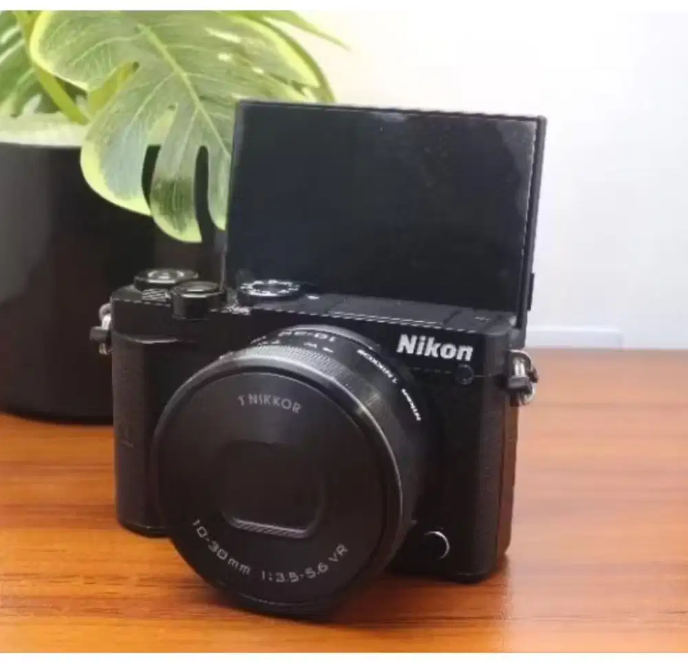 Nikon J5 Mirrorless Black 20.8MP + Lens 10-30mm WiFi NFC Mulus