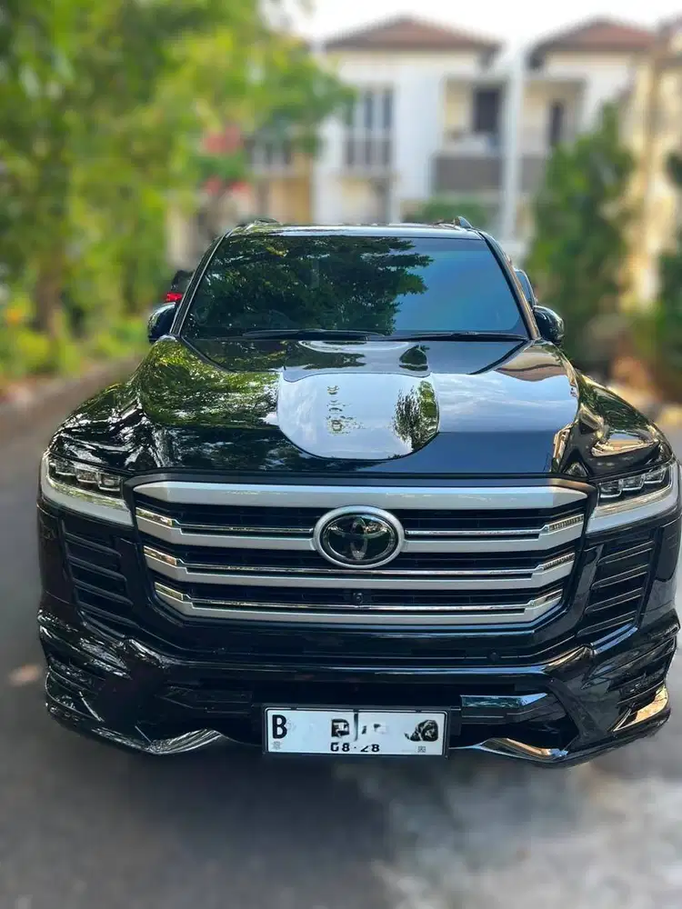 Toyota Land Cruiser VXR 2023 AT | Tangan 1 | Service Record Resmi