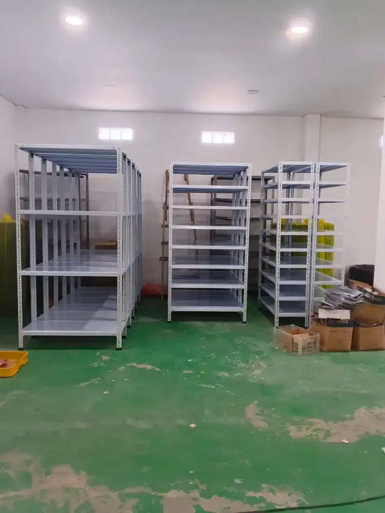 Rak siku besi lubang