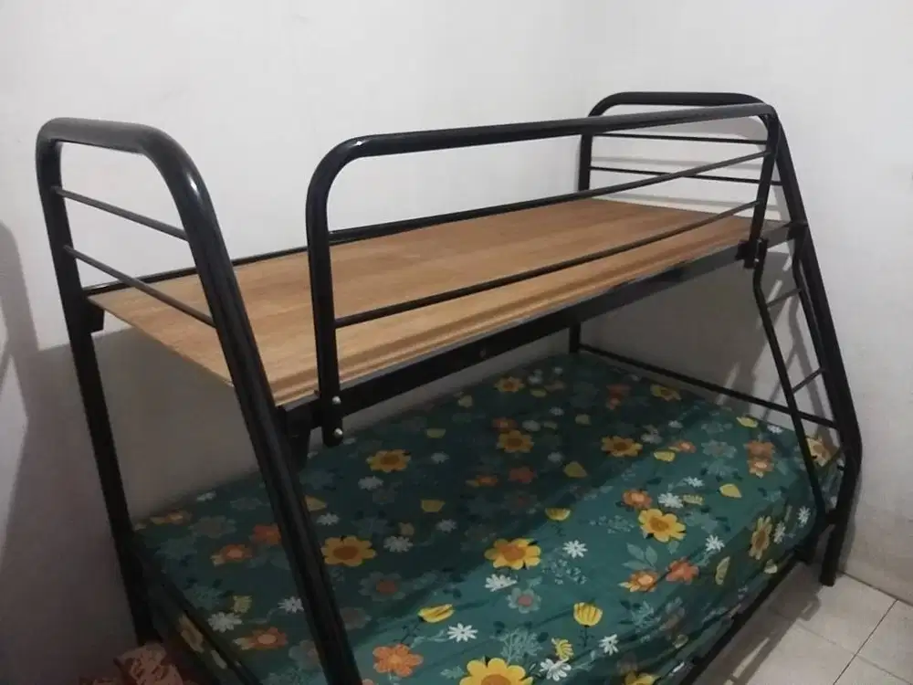 Dipan Besi Bertingkat