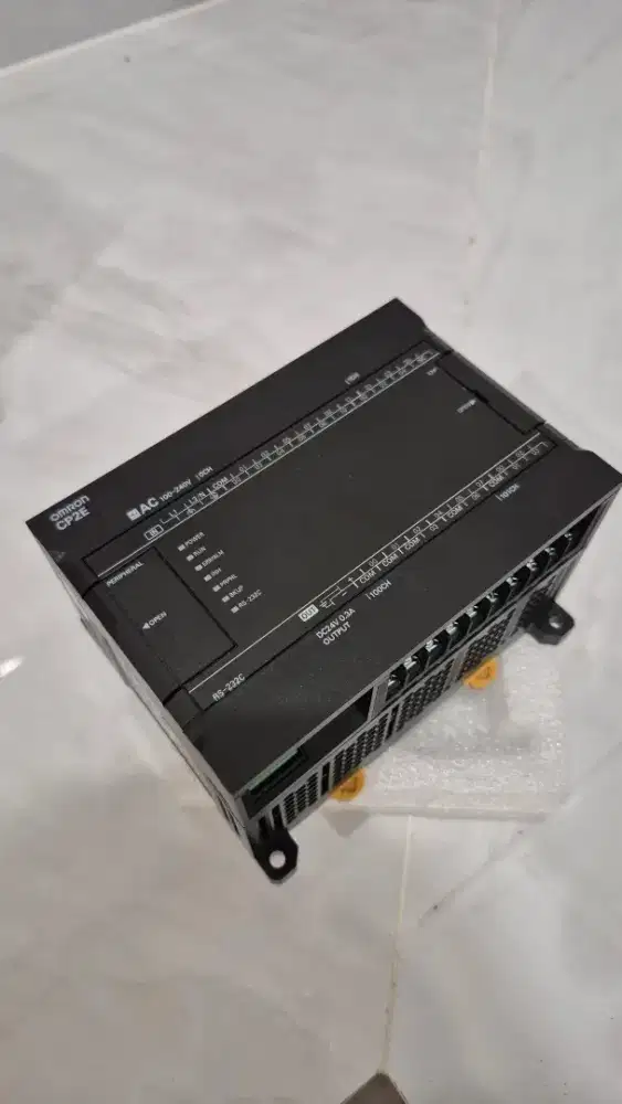 PLC OMRON CP2E.