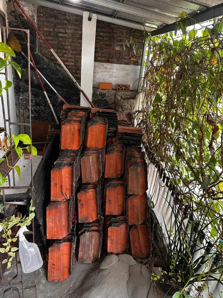 Genteng Tanah Liat Glazur Bekas Bongkaran Rumah Masih Utuh