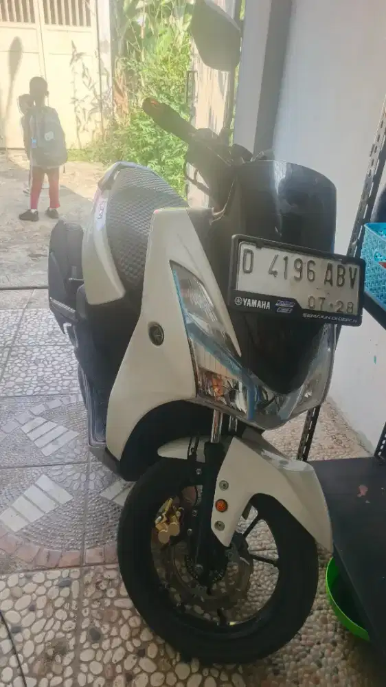 Yamaha lexi 2018 white istimewa