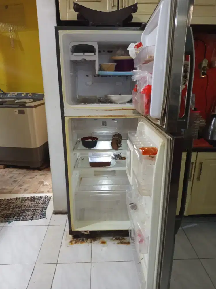 KULKAS 2 PINTU RUSAK YG BAWAH KURANG DINGIN UNTUK DI SERVICE