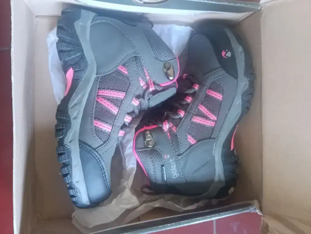 Sepatu hiking anak
