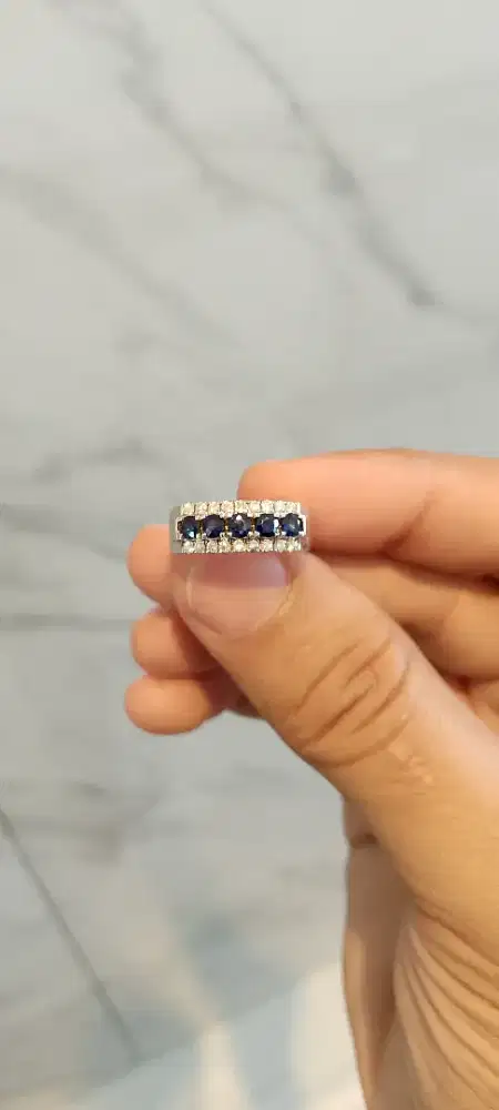 Cincin perempuan cantik mewah dengan batu blue safir dan berlian tabur