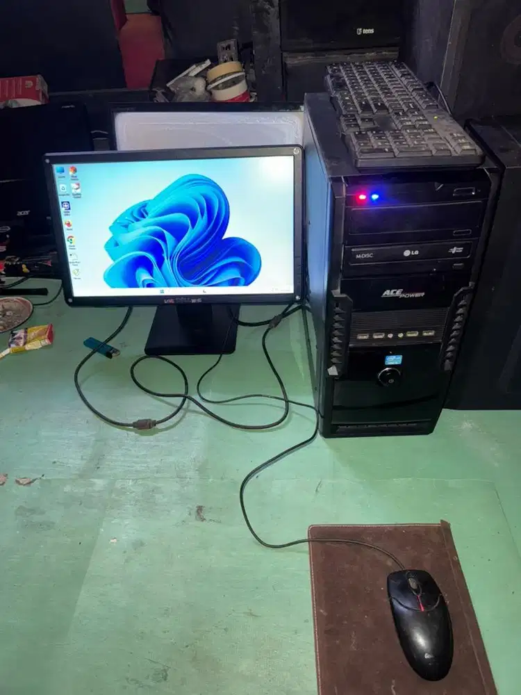 monitor led dell 19 in wide kondisi normal mulus lengkap tinggal pake.