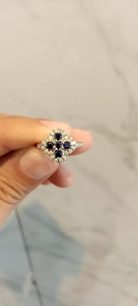 Cincin cantik mewah dengan batu blue safir dan berlian tabur
