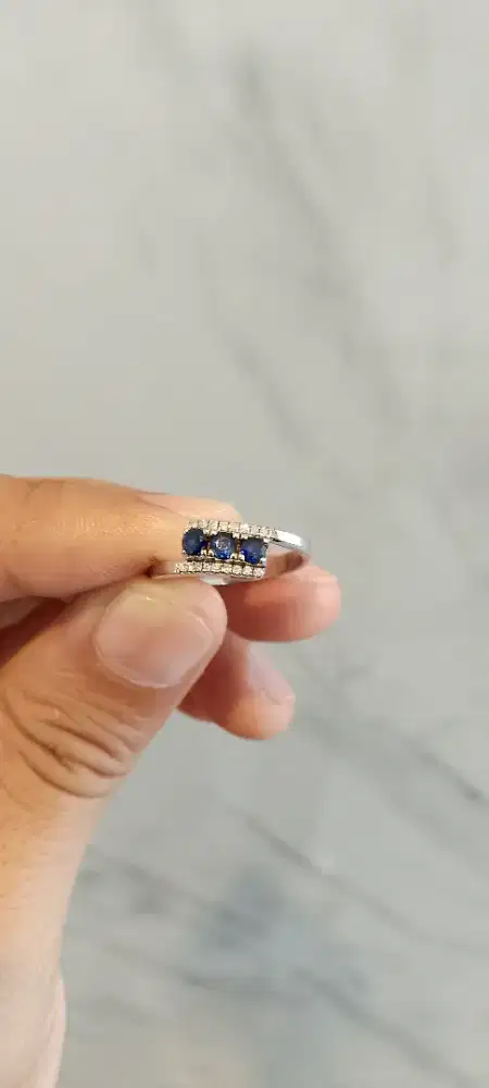 Cincin perempuan cantik mewah dengan blue safir dan berlian tabur