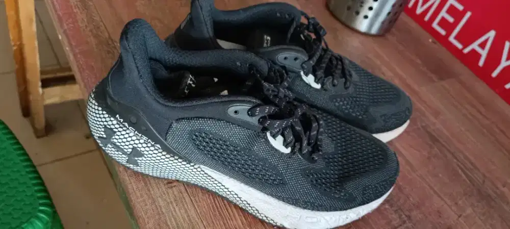 Sepatu under armour