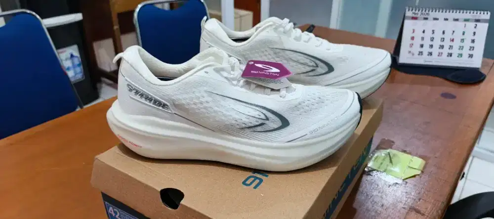 Sepatu Running 910