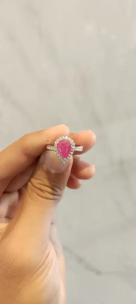 Cincin perempuan cantik mewah dengan batu Merah ruby dan berlian tabur