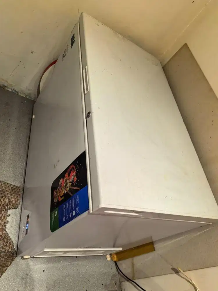 Freezer 310 L masih baru di jual karena ga jadi pakai