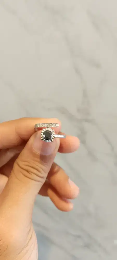 Cincin perempuan cantik mewah dengan berlian hitam dan berlian tabur