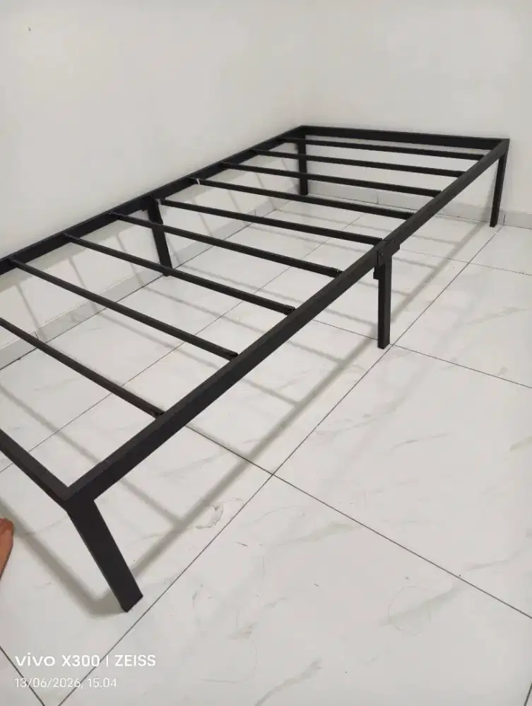 Rangka besi tempat tidur