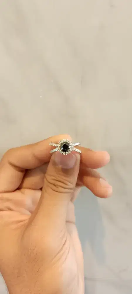 Cincin wanita cantik mewah dengan berlian hitam dan berlian tabur