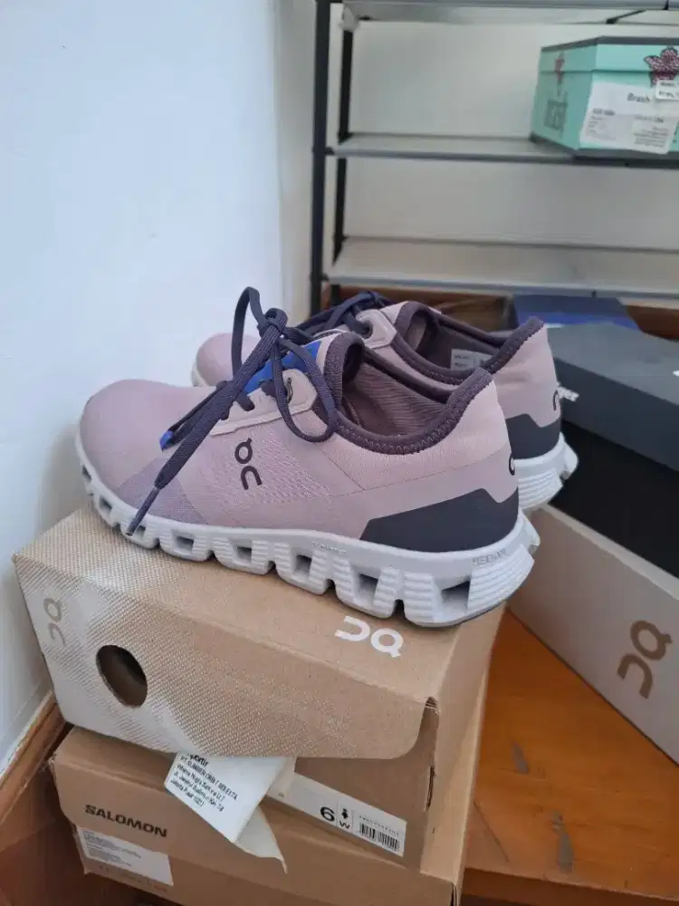 Sepatu wanita on cloud