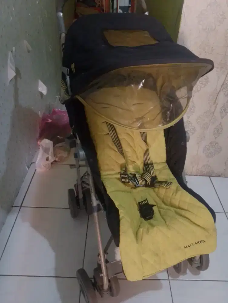 Stroller merk maclaren warna kuning