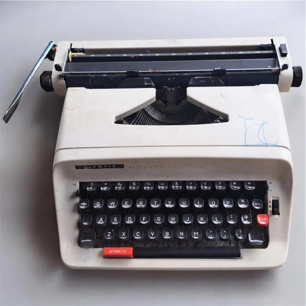 Vintage Mesin ketik portabel Olympia dengan box case  asli
