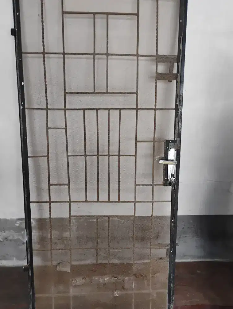 Pintu besi ukuran 90 x 200 ada 2 biji