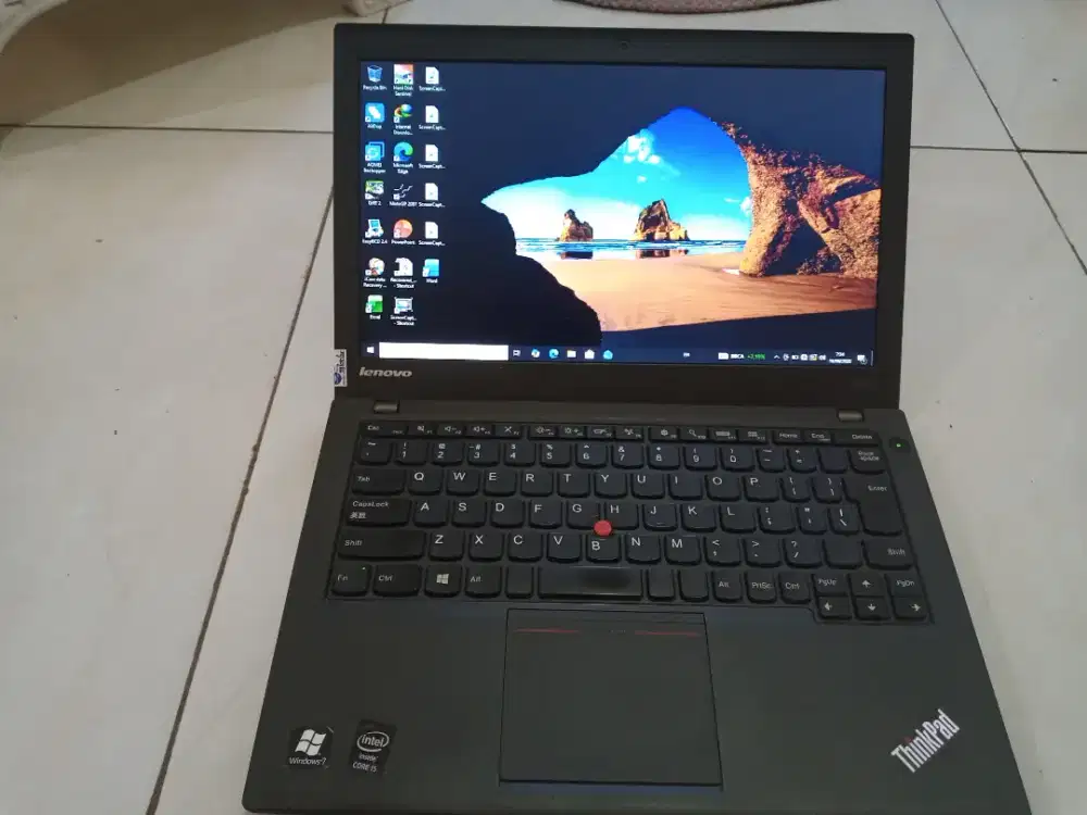 Laptop lenovo thinkpad x240 i5 ram 8 ssd 128 ngebut