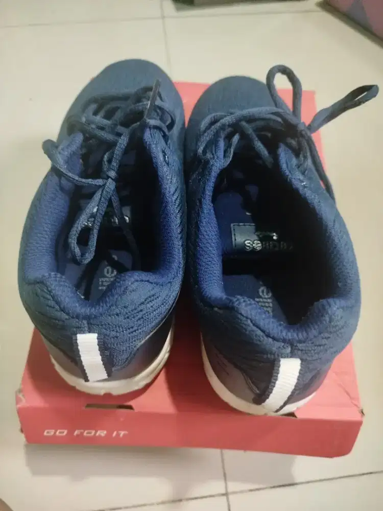 Sepatu olahraga ardiles