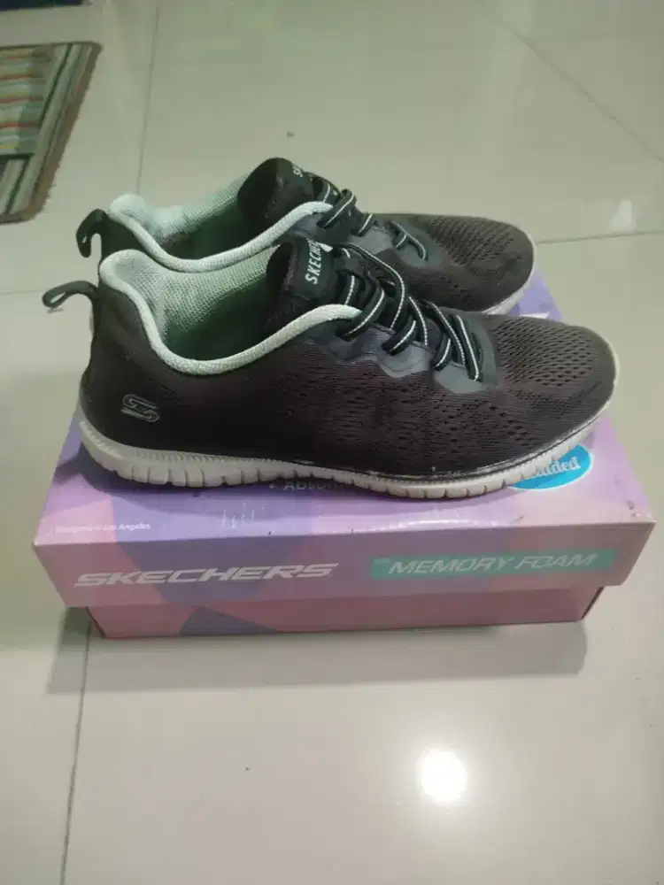 Sepatu running Skechers wanita