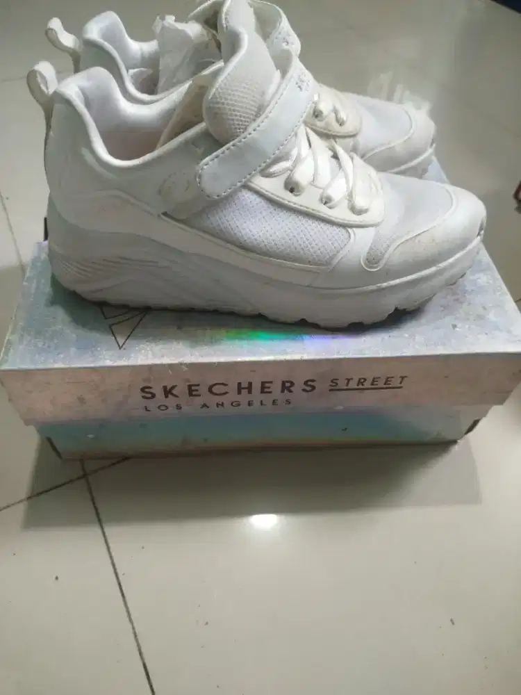 Sepatu Skechers street