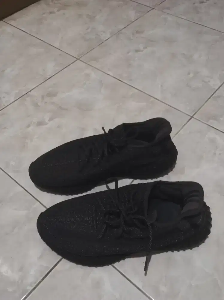 Yeezy 350 black reflect