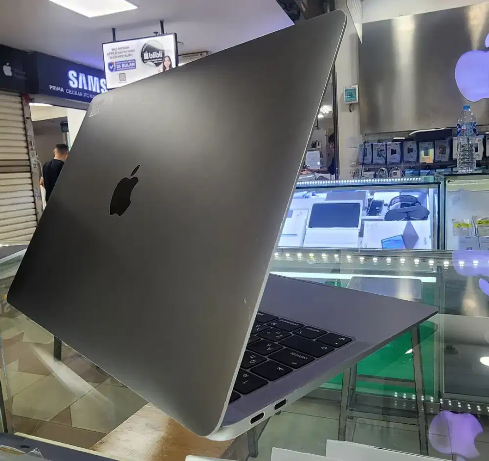 Macbook air 2019 8/256 gray