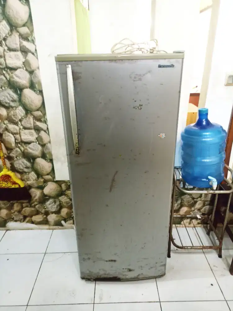 Dijual kulkas besar Panasonic bekas normal