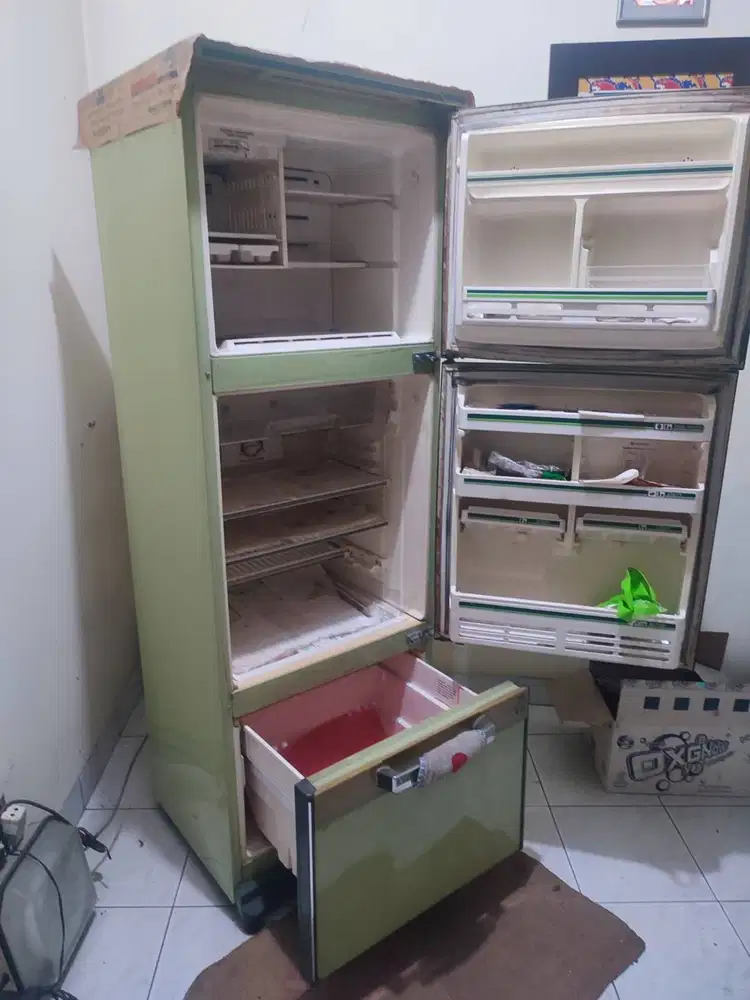 Dijual kulkas model 2 pintu (atas-bawah)
