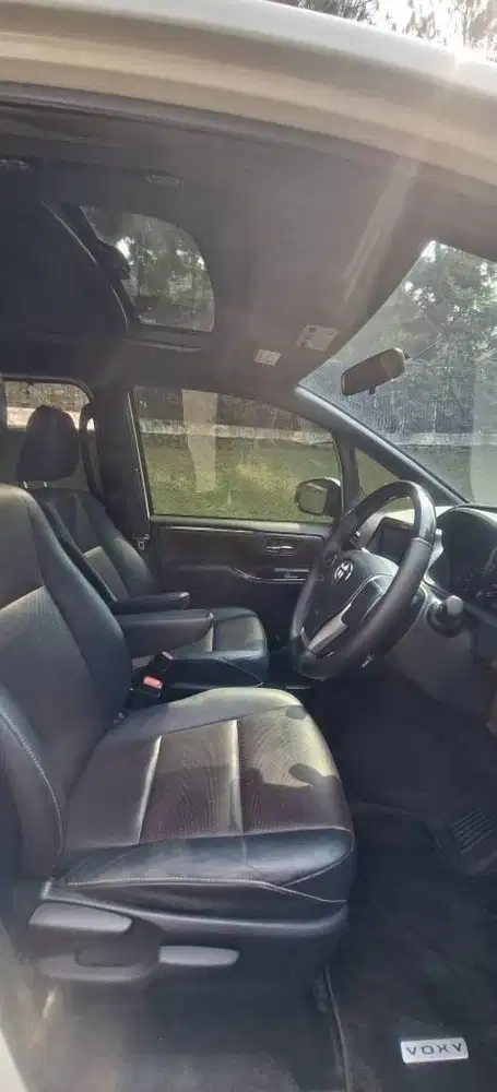 Toyota Voxy 2.0L 2018 White Record