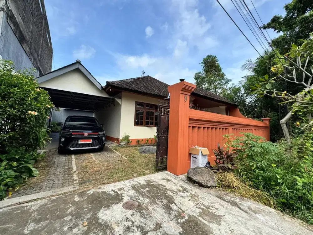 RUMAH ASRI DENGAN HALAMAN LUAS DI PUSAT KOTA GIANYAR