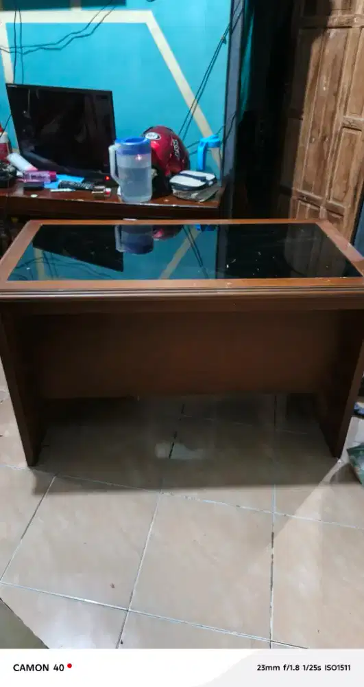 Meja Kantor Atasnya dilapisi Kaca uk P 123 x L 65 cm x T 78 cm