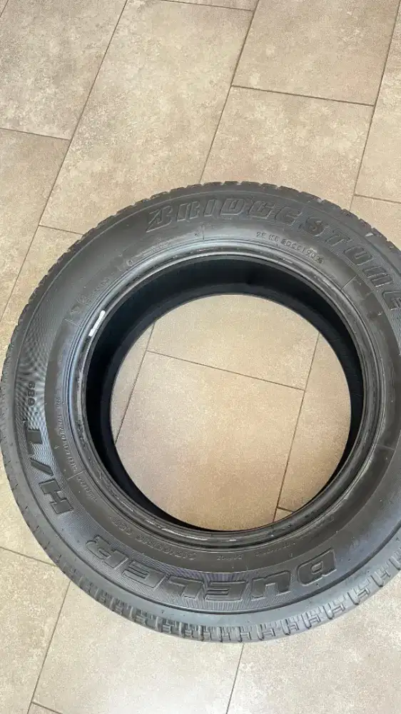 ban mobil Bridgestone Dueler H/T dengan ukuran 215/65R16.