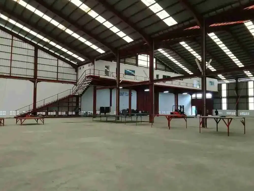 dijual gudang disubang jln utama nasional pantura