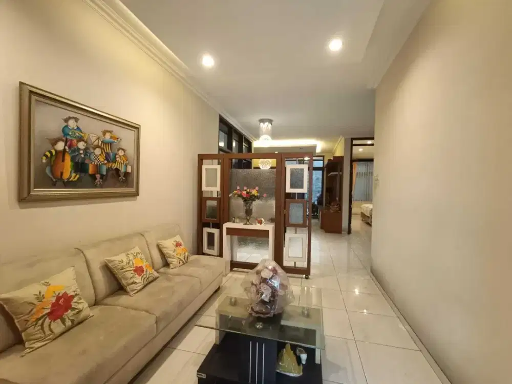 Rumah strategis tengah kota cocok untuk kos, kantoran maupun tempat tinggal di jl pandanaran semarang 8130