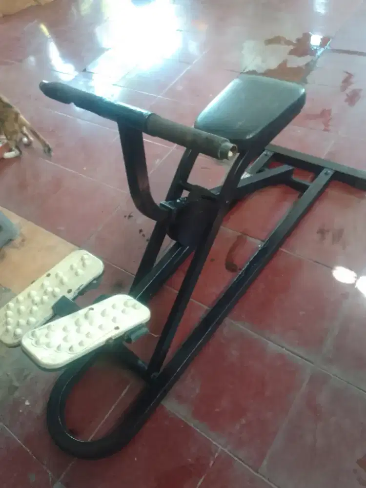 Alat fitnesh bentuk sepeda tarik