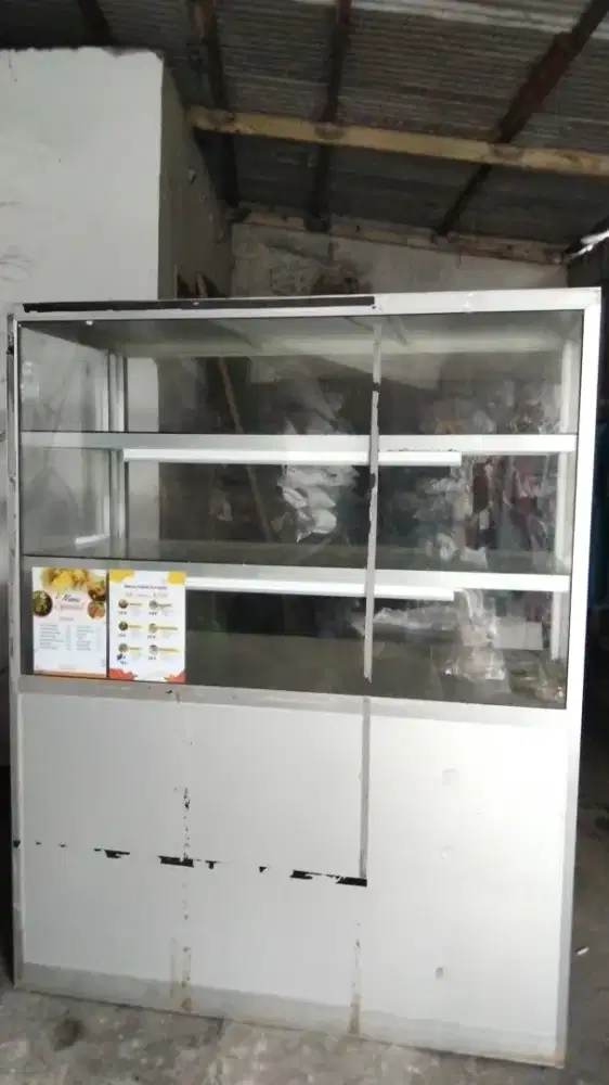 Etalase jualan makanan