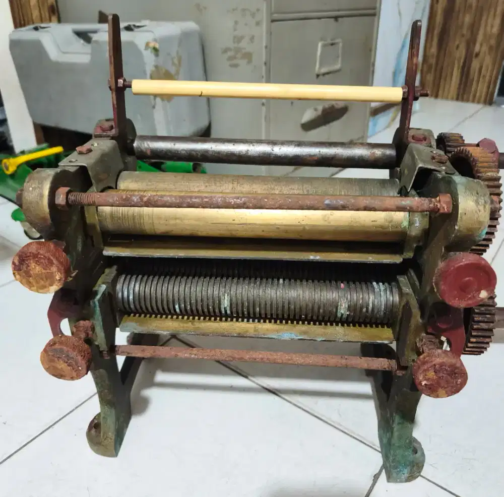 Barang Antik Pembuat adonan mie bahan kuningan & besi