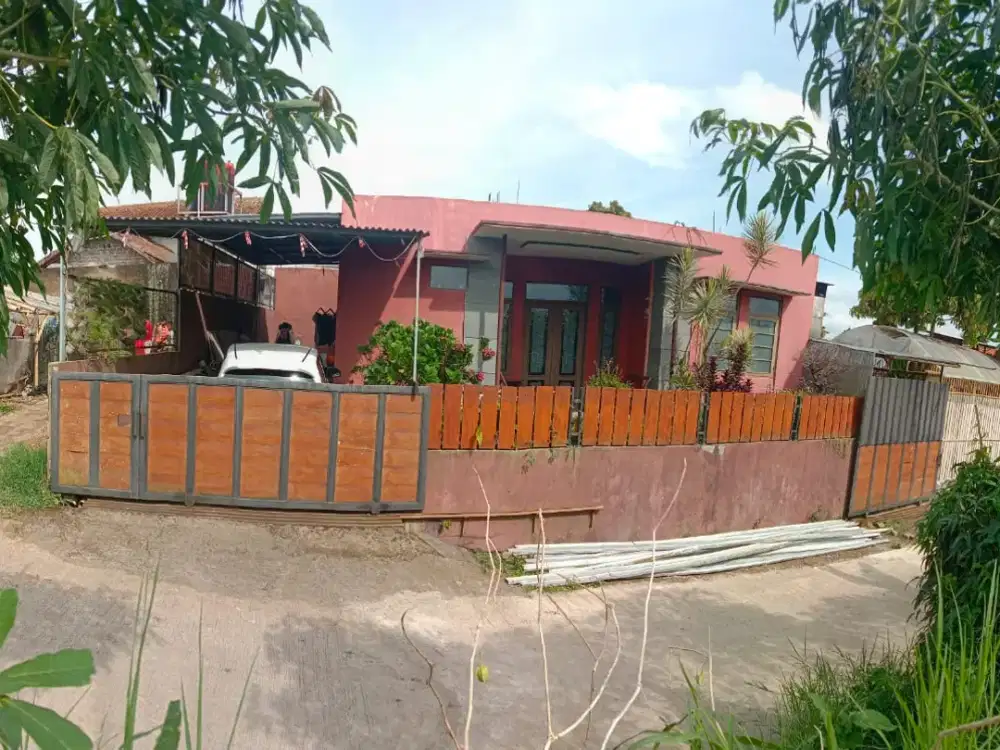 Rumah Nyaman dengan View Pegunungan di Cihideung