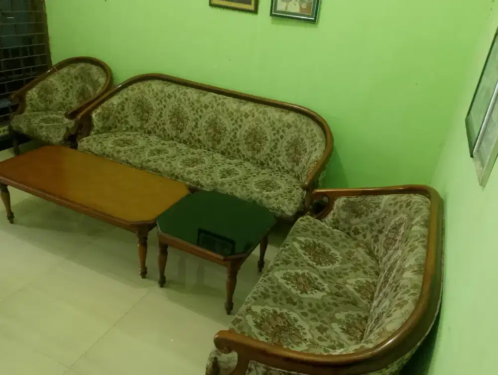 dijual sofa satu set sama meja nya