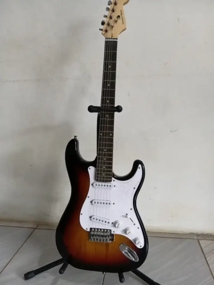Jual gitar listrik bekas dan ampli bekas pemakaian 3 bulan