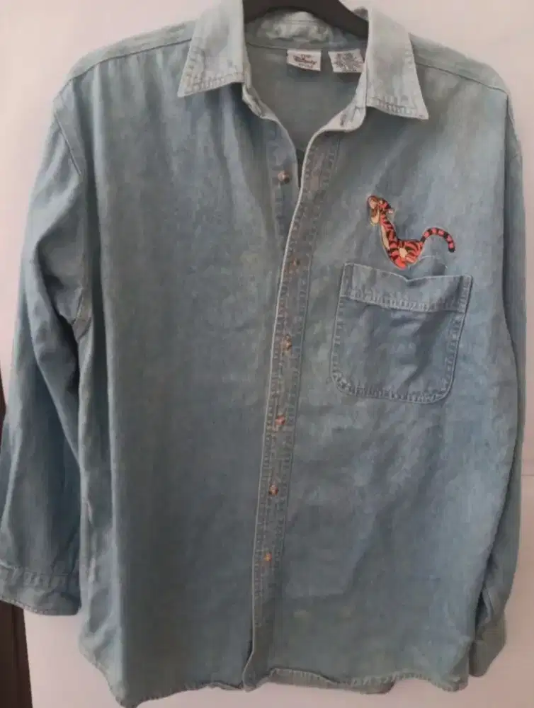 THE DISNEY STORE vintage denim shirt with an embroidered TIGGER